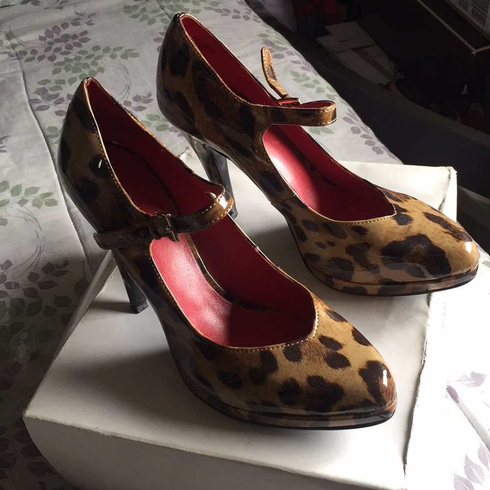 Nine West  worn once leopard print pumps sz 6
